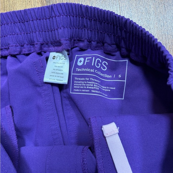 FIGS Ultraviolet Scrub Set - Picture 3 of 4